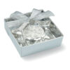 Bougeoir en verre en forme d'étoile dans une boîte en argent avec couvercle transparent et ruban décoratif. Bougie chauffe-plat incluse.-Argent mat-8719941012240